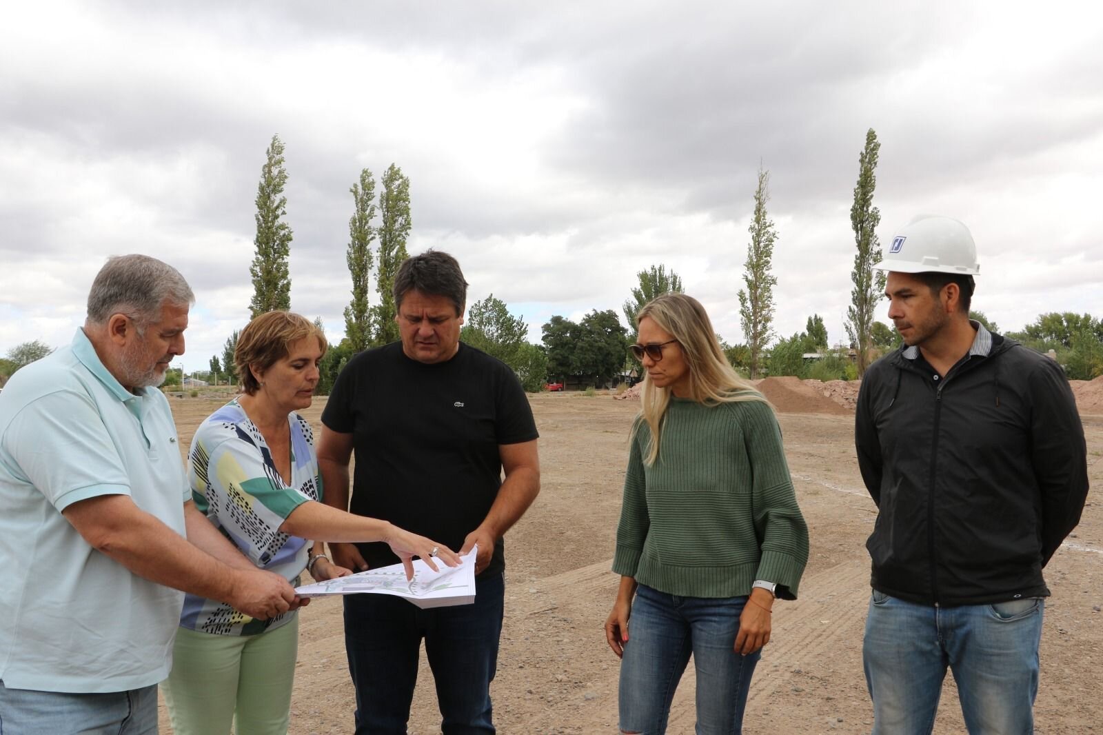 Inició en Confluencia la obra del polideportivo y Gaido anunció que sumará una cancha de césped sintético