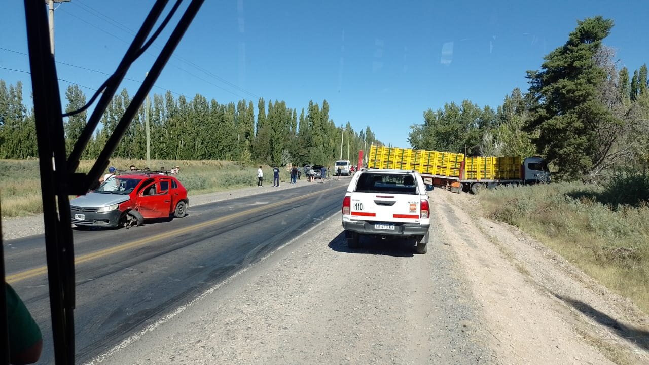 Camión sobre la calzada complicó el trafico