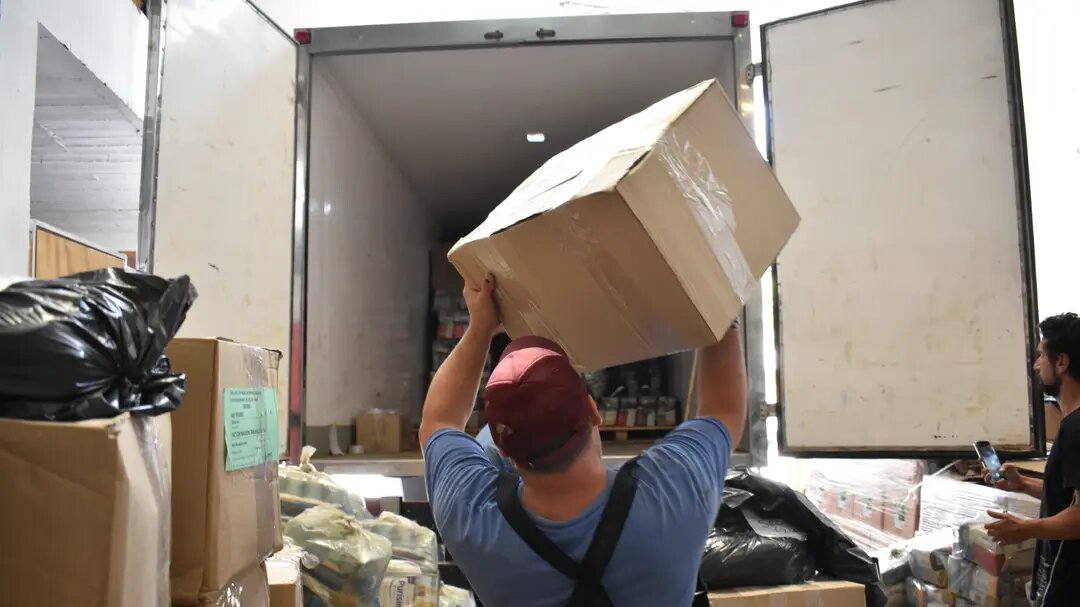 SENAF distribuye material escolar destinado a niños, niñas y adolescentes