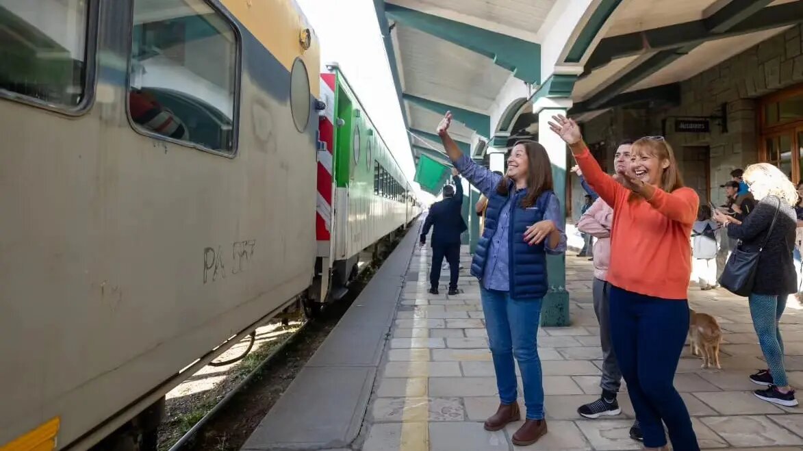 Carreras acompañó la inauguración del primer viaje de Turismo Social