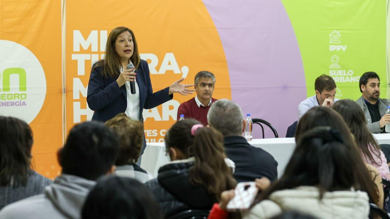 Suelo Urbano: la Provincia entregó 168 lotes a familias de Fernández Oro