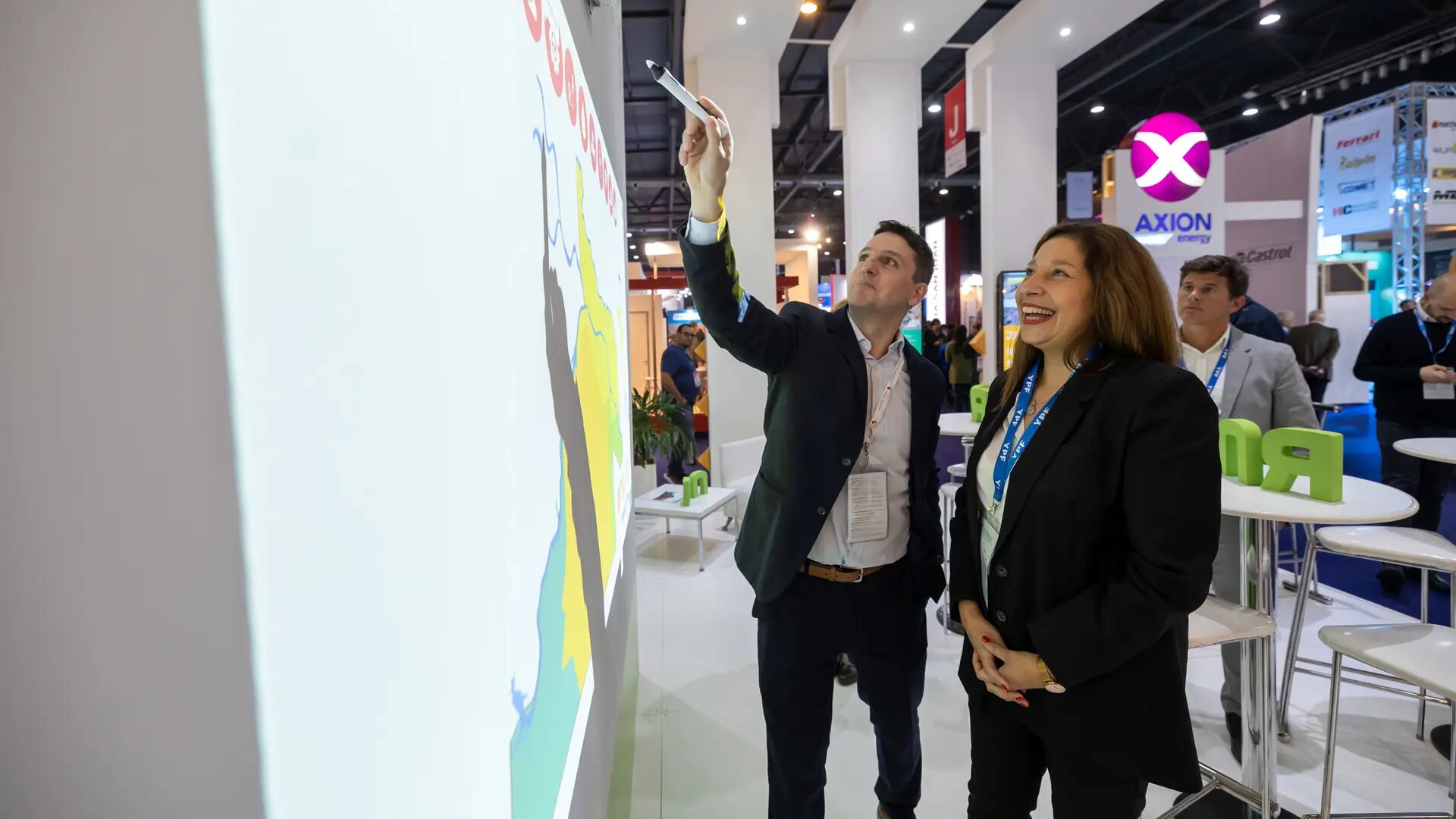 La Gobernadora recorrió el stand rionegrino en la feria Arminera