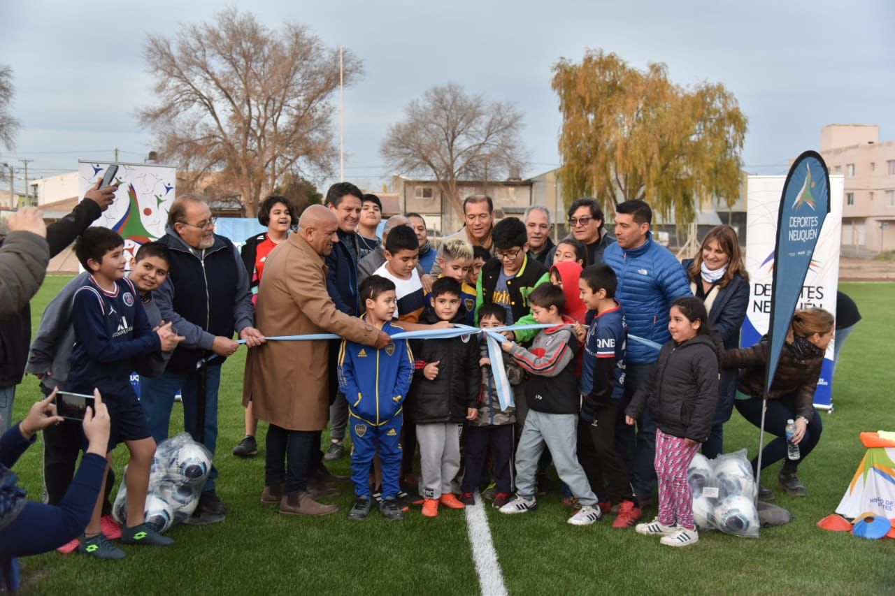 Gaido y Gutiérrez inauguraron una nueva cancha de fútbol de césped sintético en el barrio Belgrano 
