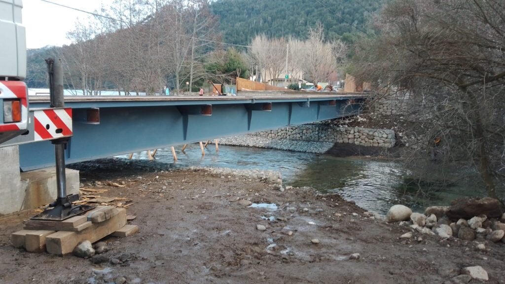 Comenzó la colocación del nuevo puente Centenario en Villa Los Coihues