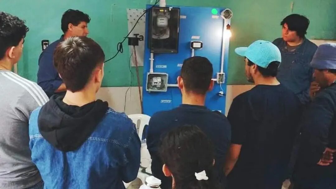 Estudiantes del CET 9 de Cipolletti brindan charlas de seguridad eléctrica