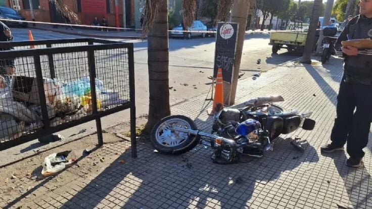 Joven ebrio en un BMW chocó y mató a un motociclista, huyó y se tragó un árbol