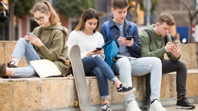 Informe advierte que adolescentes neuquinos usan más de 8 horas el celular