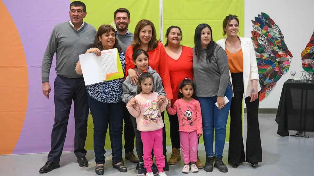 Cipolletti: 17 familias ya cuentan con las escrituras de sus viviendas