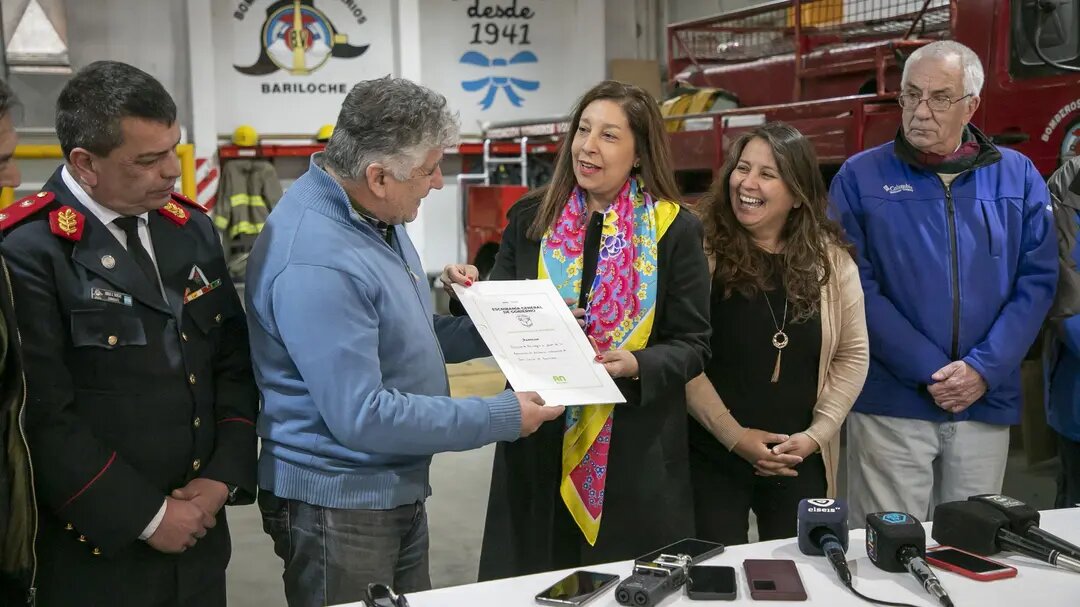 Carreras entregó la escritura de un lote a los Bomberos de Bariloche