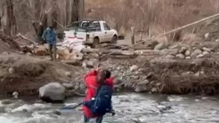 Enfermeras cruzaron el río en tirolesa para asistir a una mujer