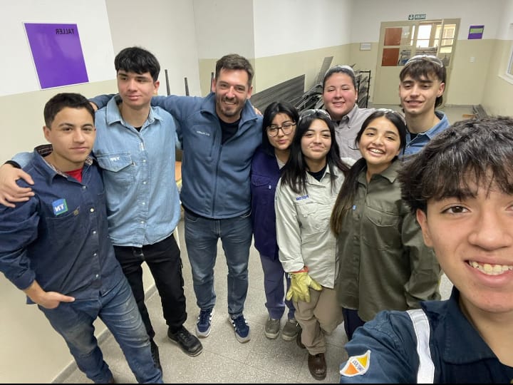 El Intendente Visitó a Los Alumnos Que Preparan un Auto Ecológico 