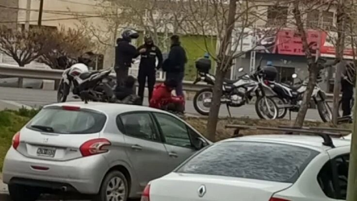 Un repartidor de Pedidos Ya pasó en rojo y le secuestraron la moto