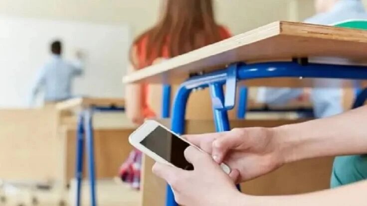 Los alumnos ya no podrán usar el celular en las escuelas