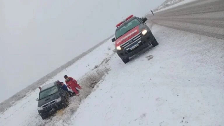 Accidente en la ruta: despiste y vuelco por la nieve