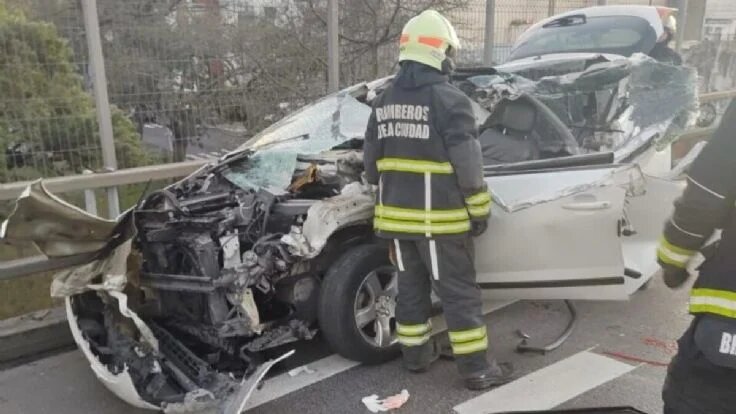 Un conductor perdió el control del auto, se metió debajo de un camión y murió