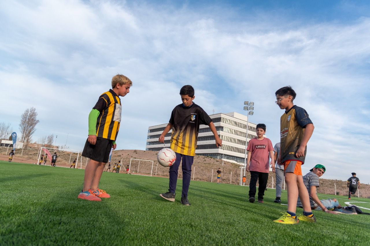 Sueño cumplido: El Club Social y Deportivo Estrella del Norte ya juega en su cancha de césped sintético