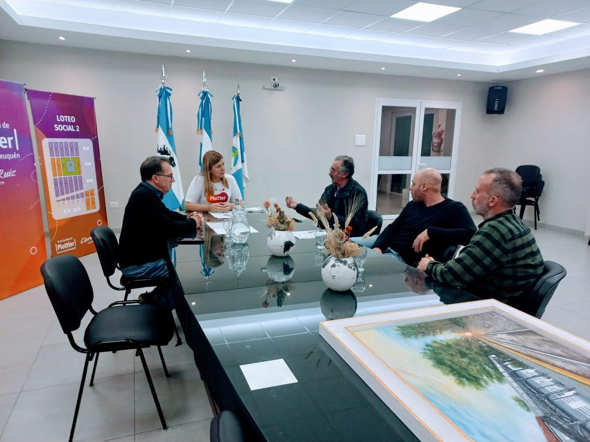 RUIZ SE REUNIÓ CON INTEGRANTES DE LA COMISIÓN DEL BARRIO ALTOS DE ALBERDI