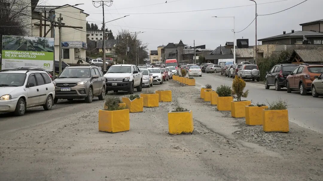 Avenida Bustillo: reiteran que no está permitido estacionar en la banquina