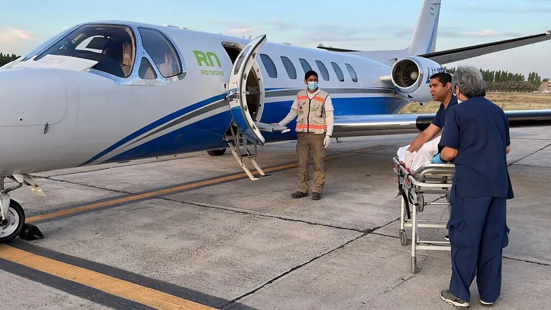 Otro vuelo de emergencia del avión sanitario