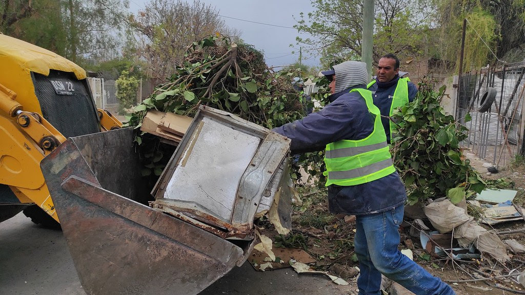 “CIPOLLETTI LIMPIA” EN VILLARINO, LOS PINOS, SANTO DOMINGO Y 1224 VIVIENDAS