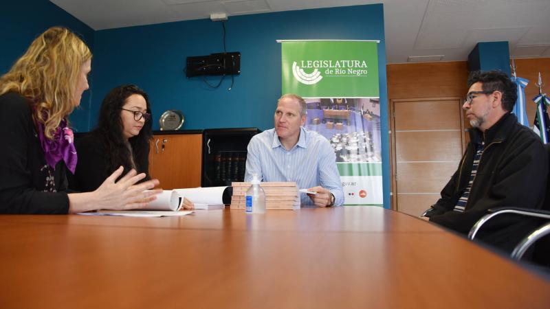 Palmieri entregó copias del libro 