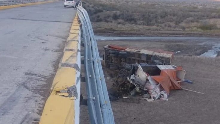 Trasladarán en helicóptero al chofer del camión que cayó de un puente en Neuquén