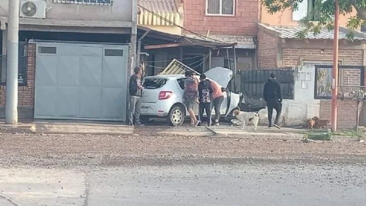 Se incrustó con un auto en una casa: un herido