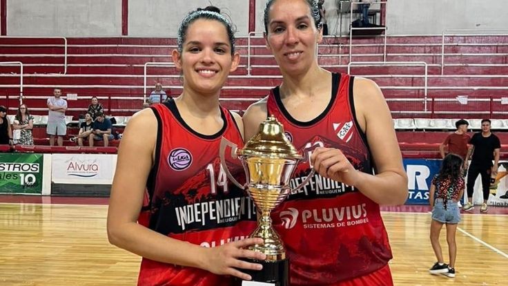 Festejo especial, madre e hija compartieron el histórico ascenso de Independiente