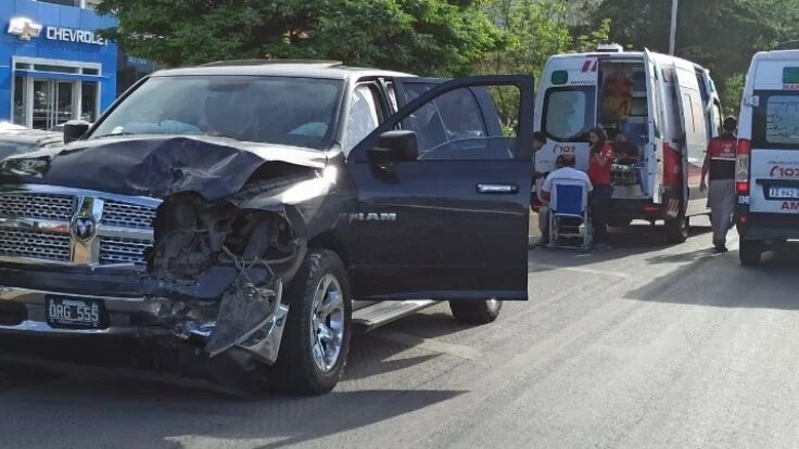 Chocaron dos camionetas en Mosconi: tres personas fueron llevadas al hospital