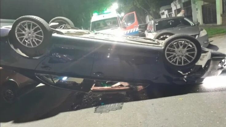 Atropelló a su exnovia, chocó contra varios autos y terminó con el auto volcado