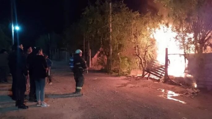 Pueblada en Cinco Saltos: quemaron una casa y dispararon contra el intendente