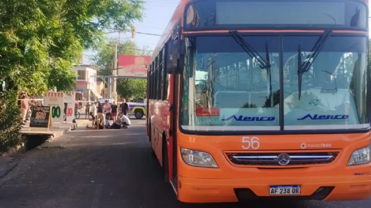 Una mujer se cayó de la puerta trasera de un colectivo y murió