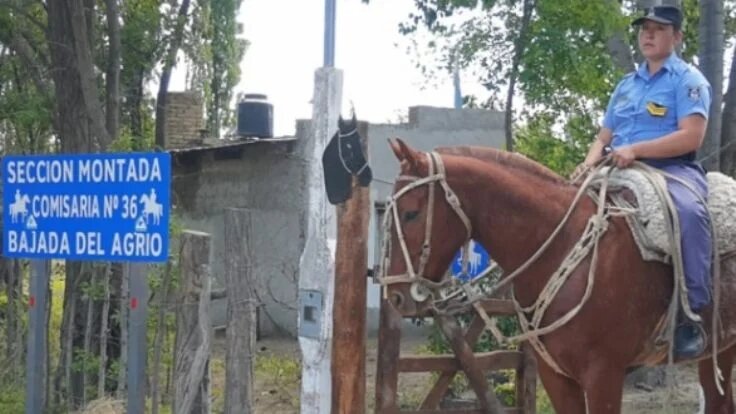 Érica, la primera mujer policía encargada de una Sección Montada en el interior