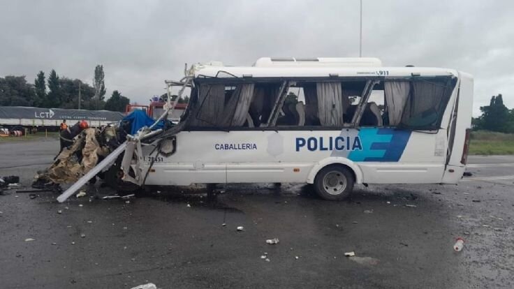 Cuatro policías muertos en un choque frontal entre una combi y un camión de YPF