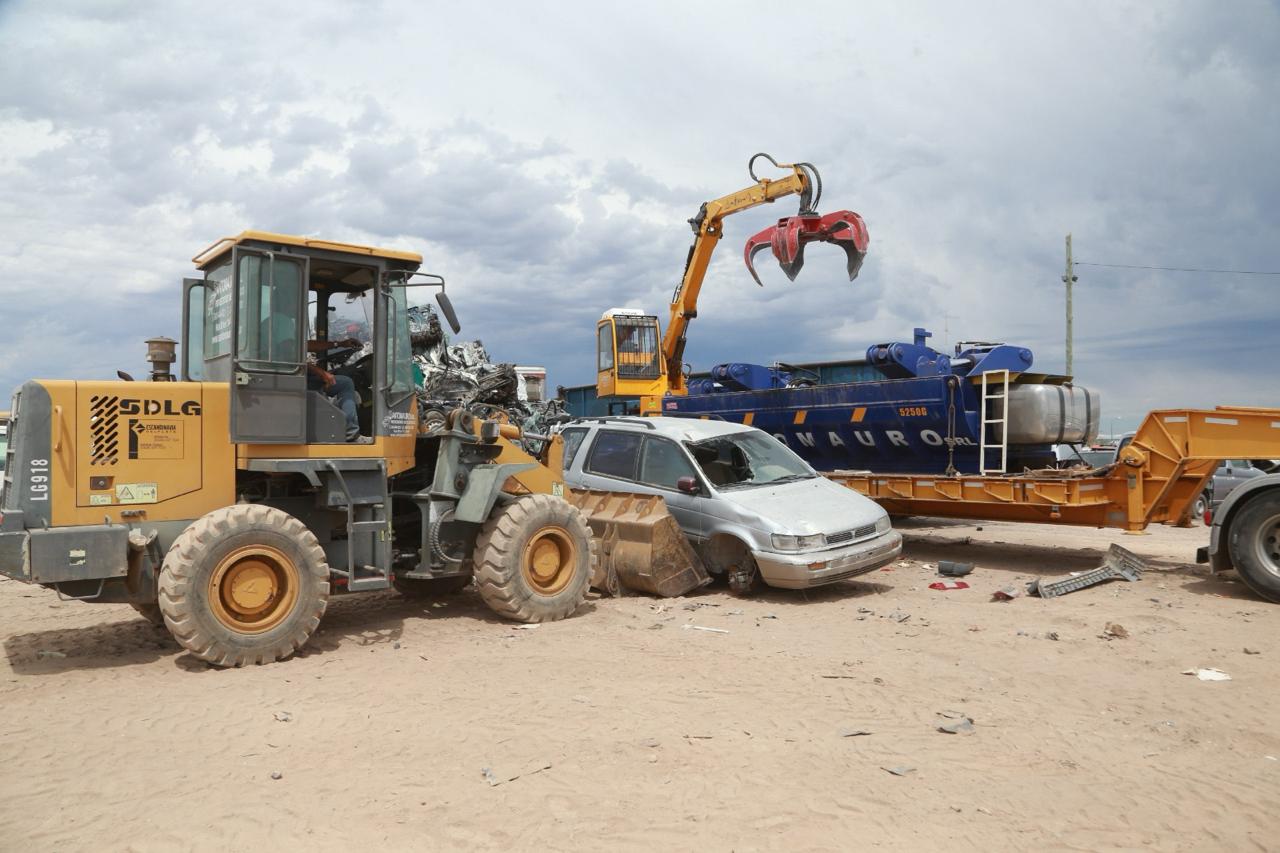 Regresó la compactadora de vehículos abandonados en vía pública